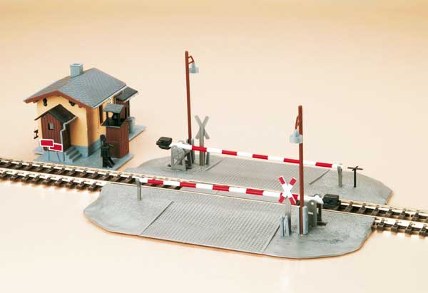 Level crossing with keepers house<br /><a href='images/pictures/Auhagen/11345.jpg' target='_blank'>Full size image</a>